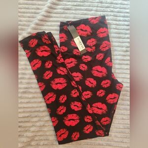 Leggings Depot Black and Red Kiss Print Leggings